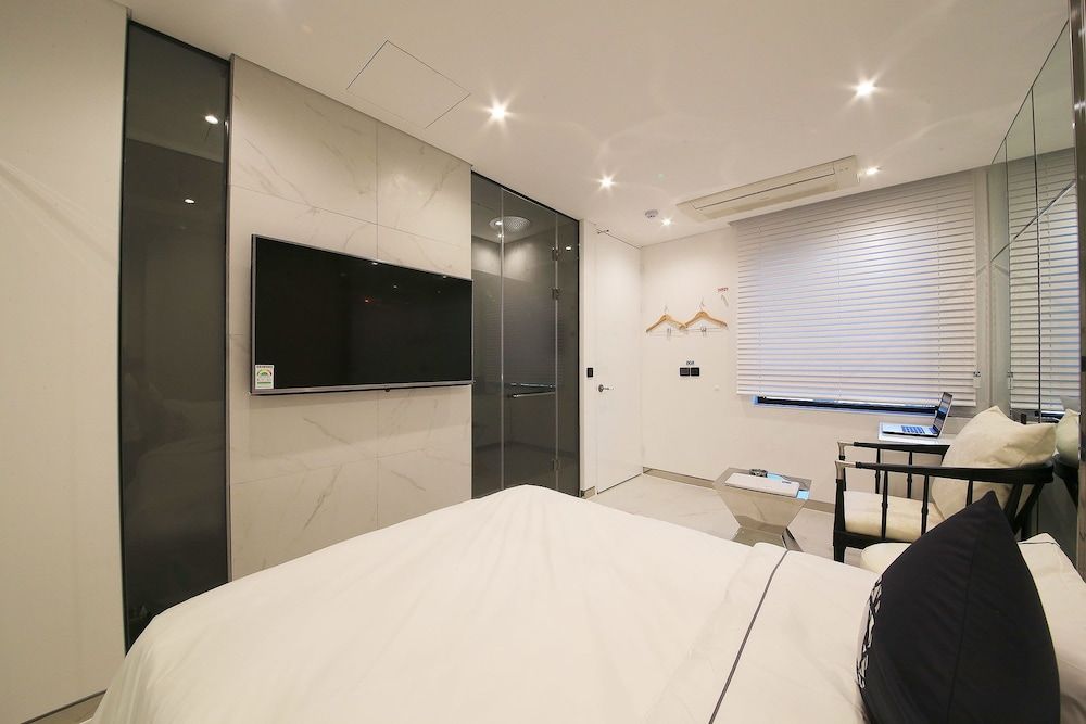 Hotel Cullinan2 Premier Room(Late Check-in: Mon-Fri 8PM, Sat 10PM, Sun 9PM/1 Parking Lot per Room/Max. 1 Night Stay) 24