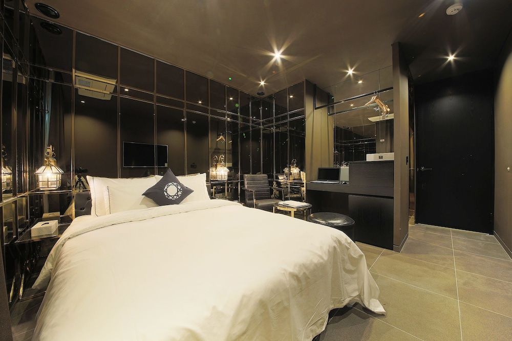 Hotel Cullinan2 Premier Room(Late Check-in: Mon-Fri 8PM, Sat 10PM, Sun 9PM/1 Parking Lot per Room/Max. 1 Night Stay) 5