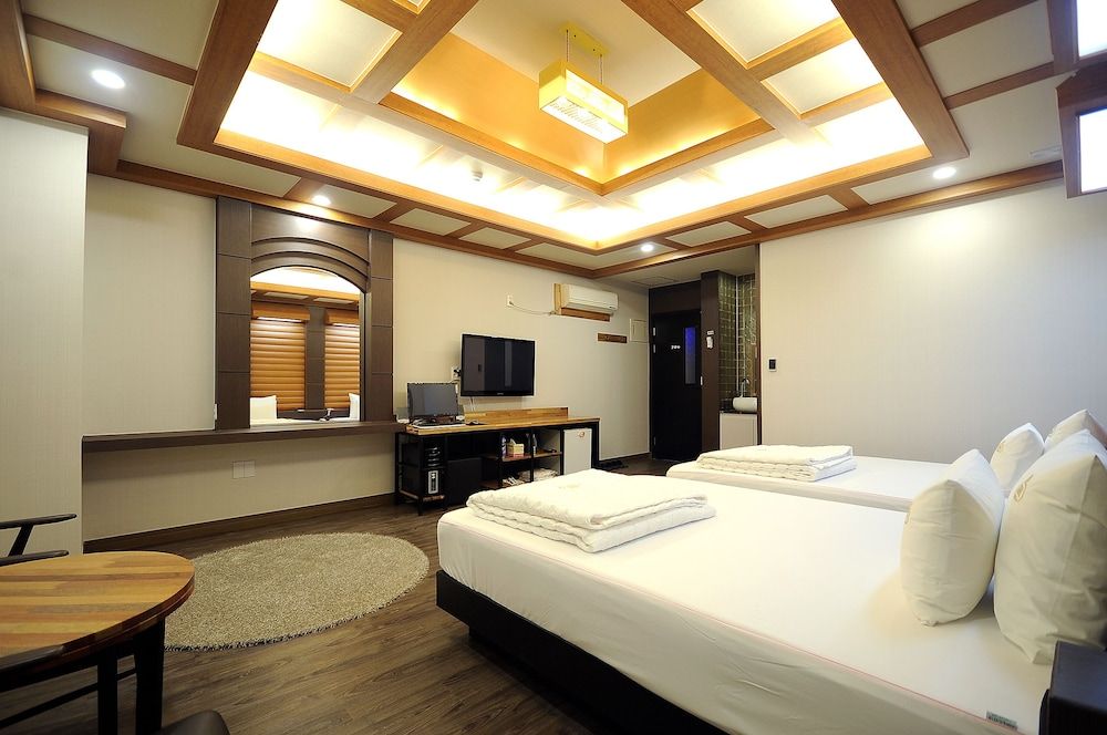 undefined Hotel King 7