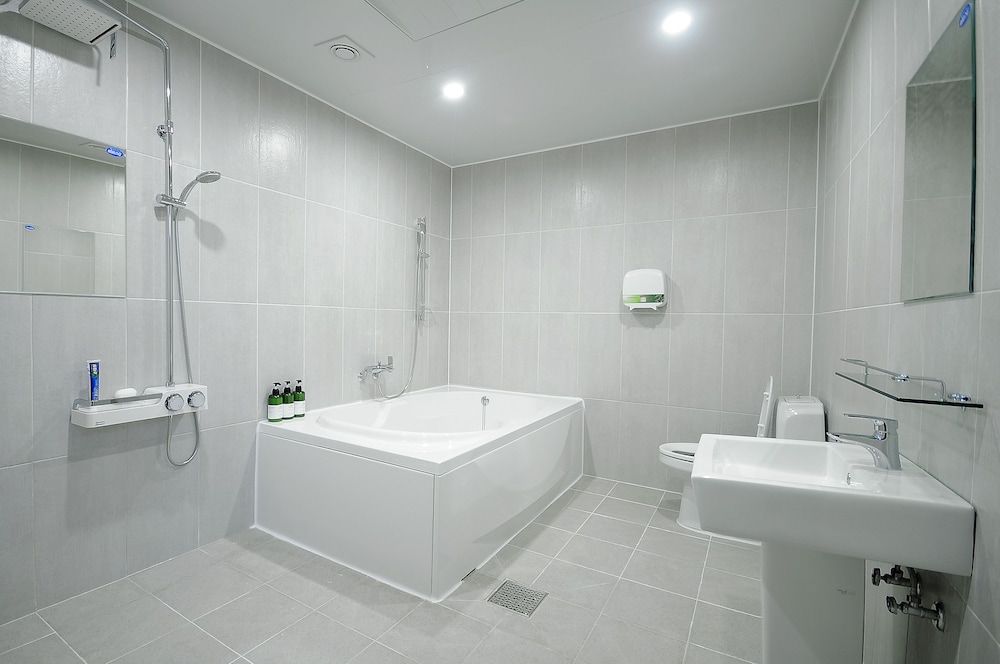 Hotel King Standard Room 6