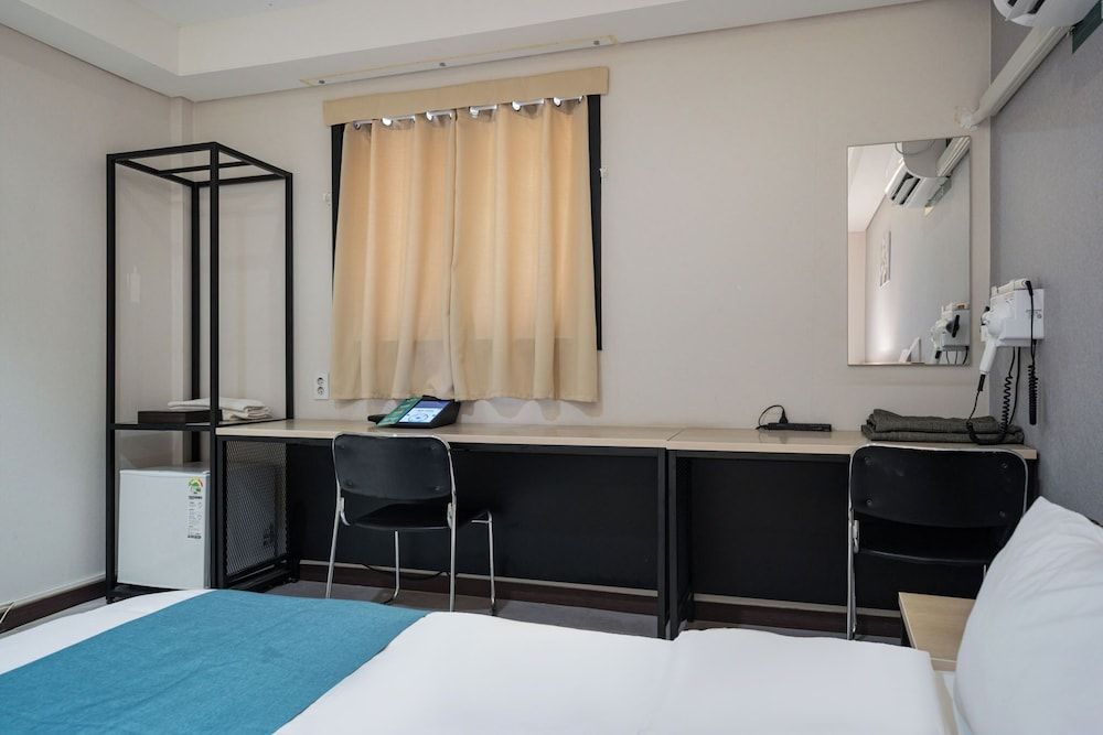 Suwon Dono1796 Hotel Deluxe Triple Room 6