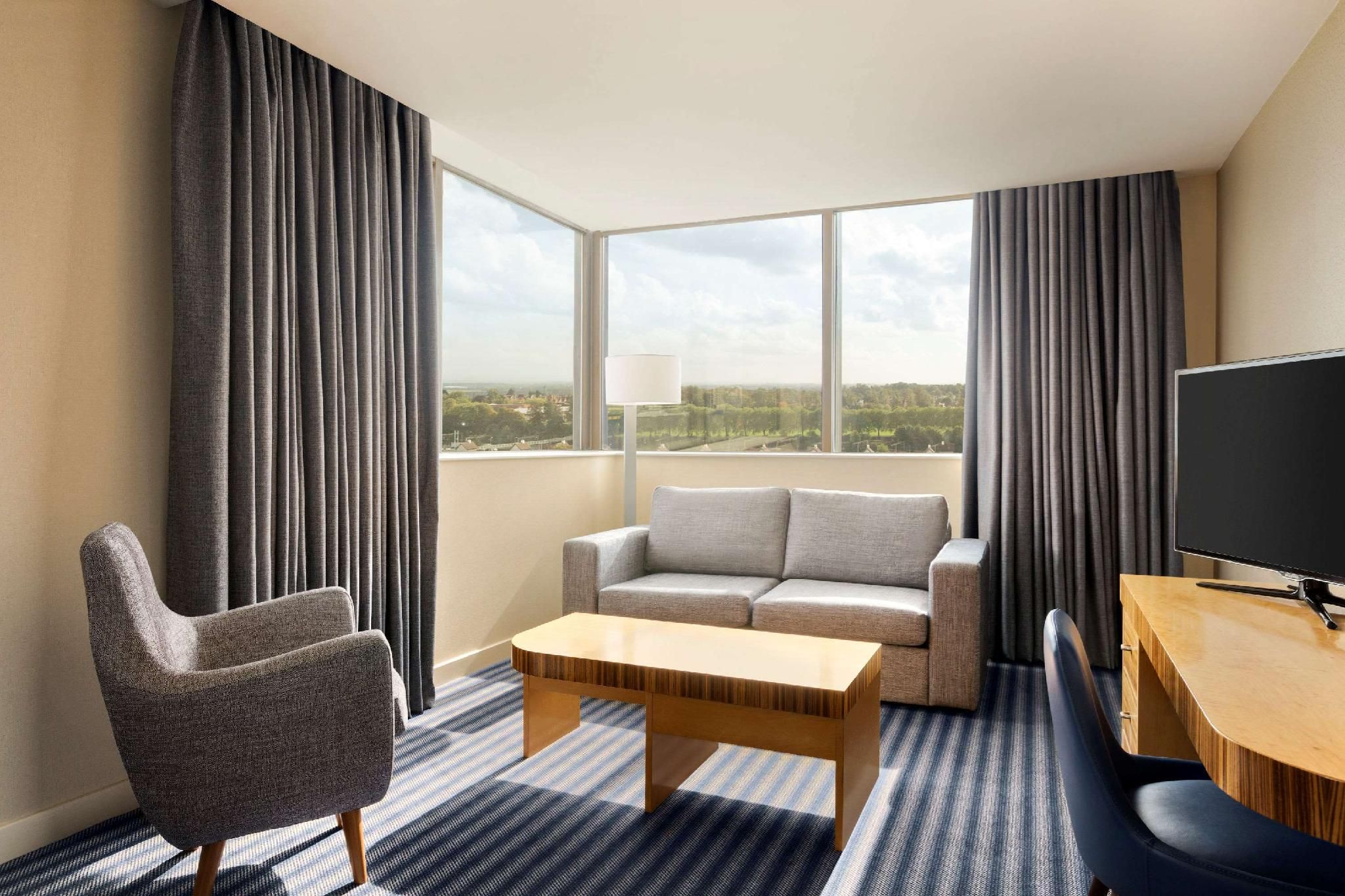 1 Double Bed Non-Smoking Suite