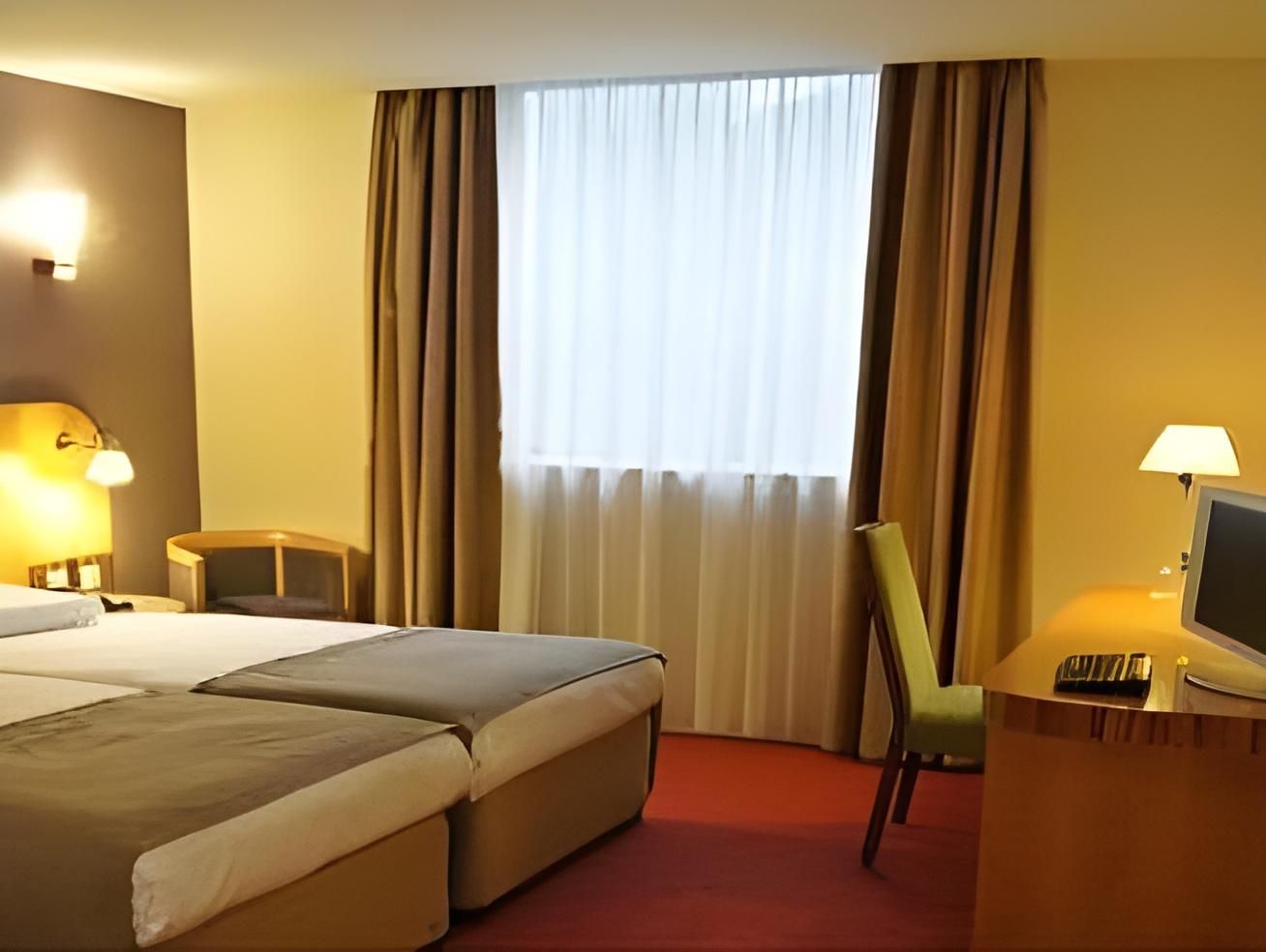 Ramada Hotel and Suites by Wyndham Coventry Standard 2 Twin Bed Non-Smoking Room