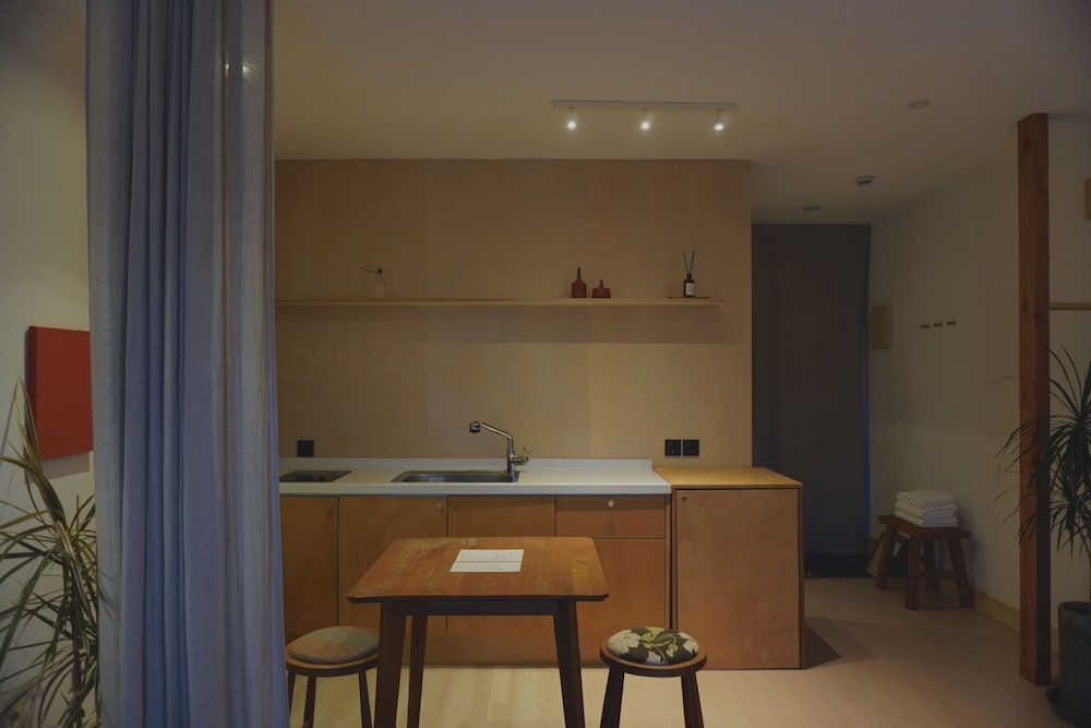 At Corner Standard Double Room, 1 Queen Bed, Kitchen, Partial Ocean View 7