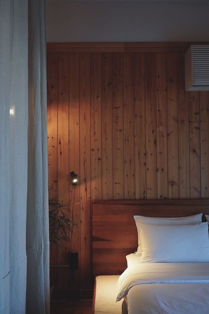 At Corner Standard Double Room, 1 Queen Bed, Kitchen, Partial Ocean View 9