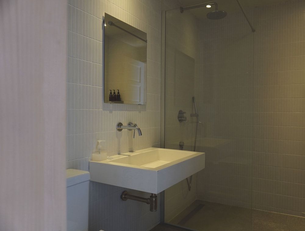 At Corner Standard Double Room, 1 Queen Bed, Kitchen, Partial Ocean View 4