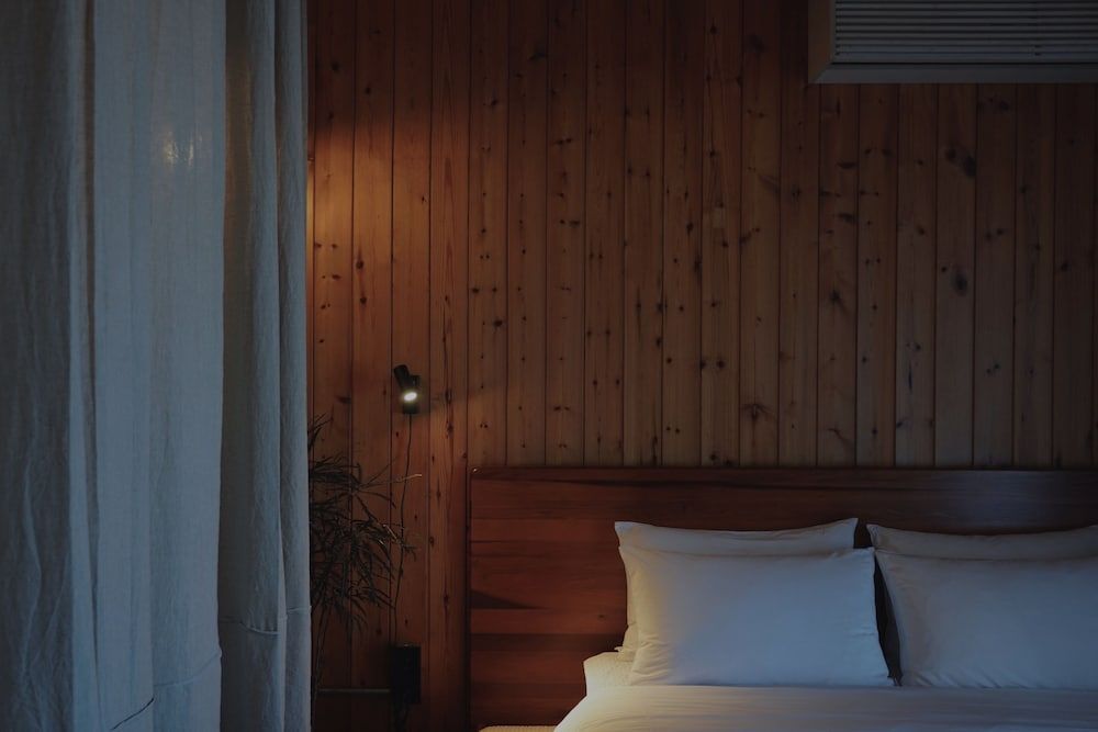 At Corner Standard Double Room, 1 Queen Bed, Kitchen, Partial Ocean View 3