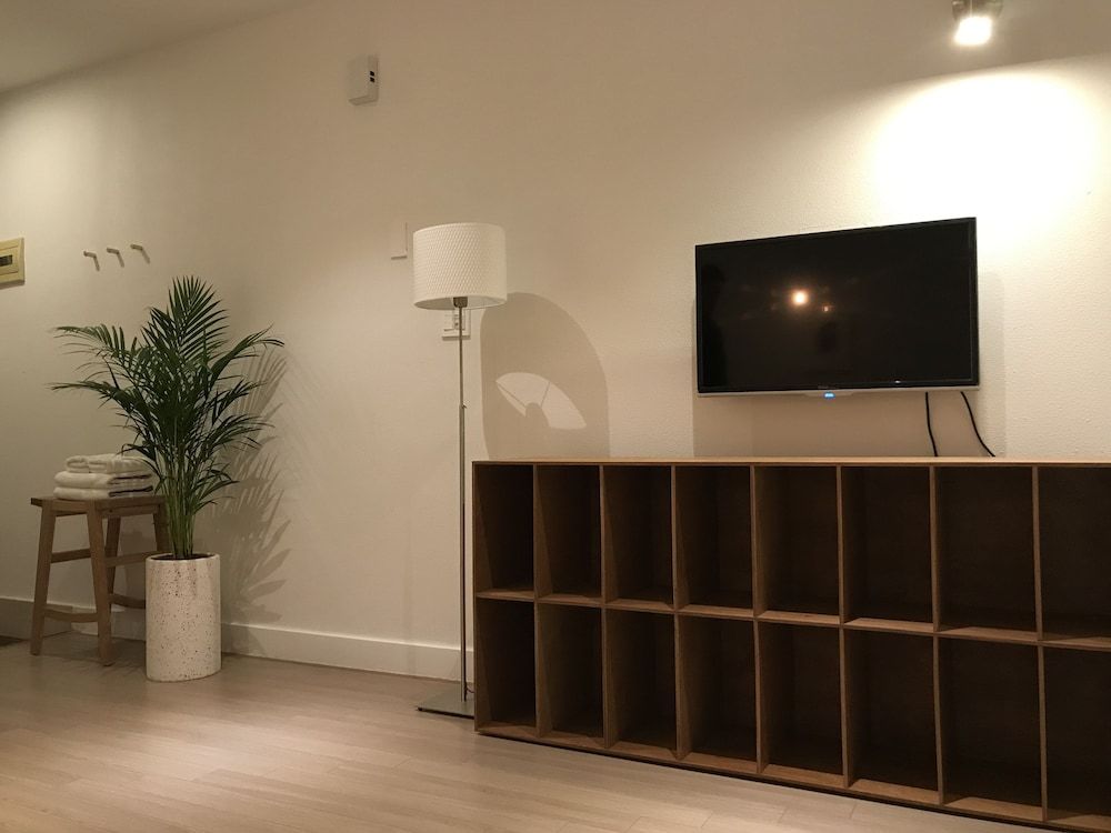 At Corner Standard Double Room, 1 Queen Bed, Kitchen, Partial Ocean View 6