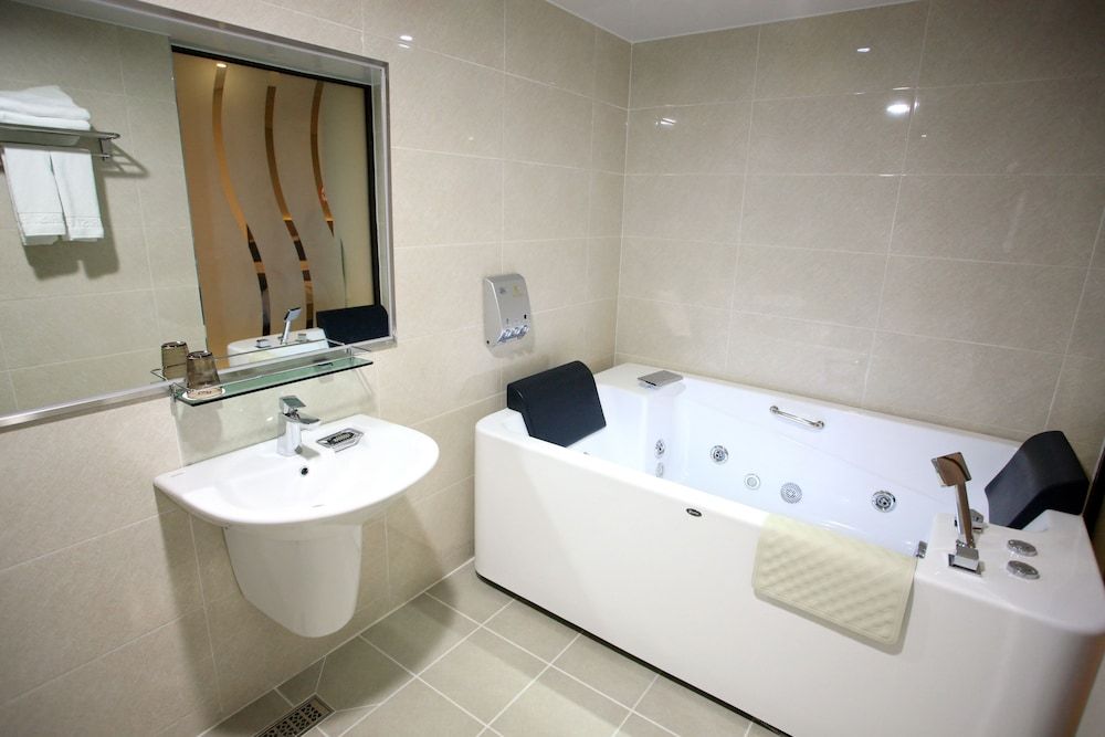 K Tourist Hotel Family Room 6