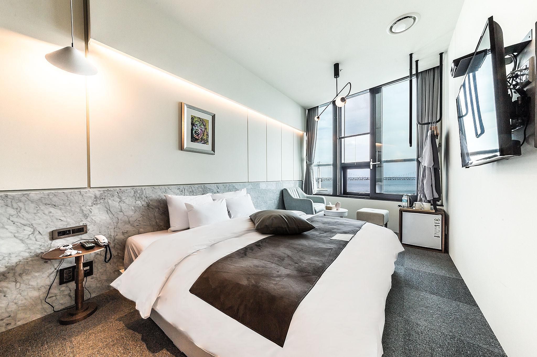 1 King Bed with Bridge View