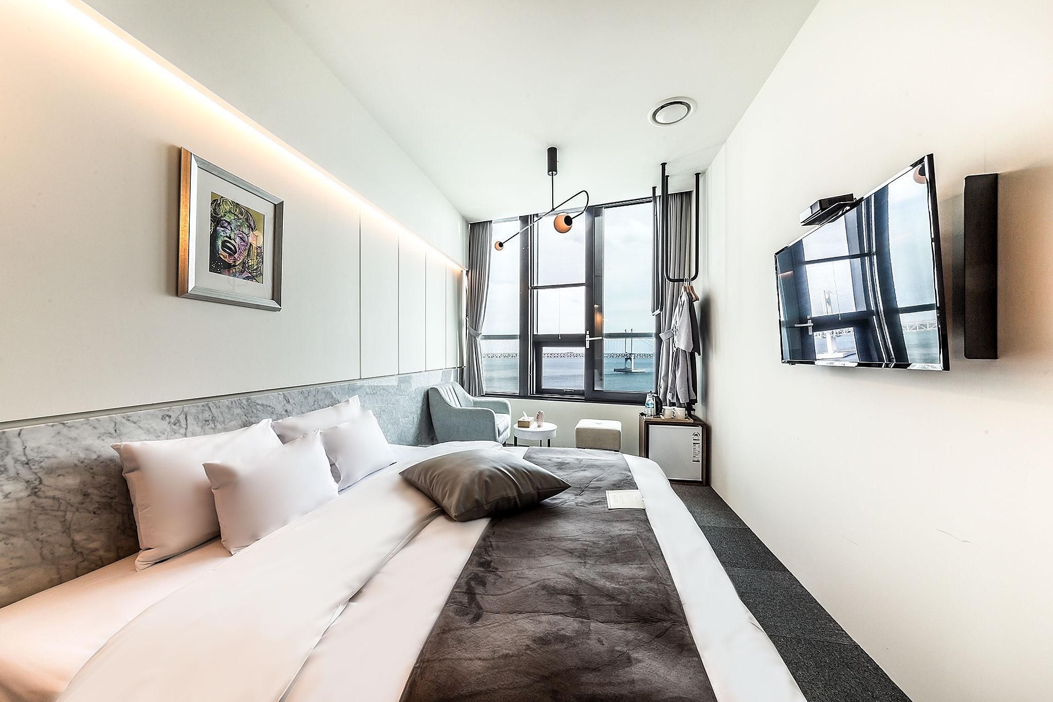 1 King Bed with Bridge View