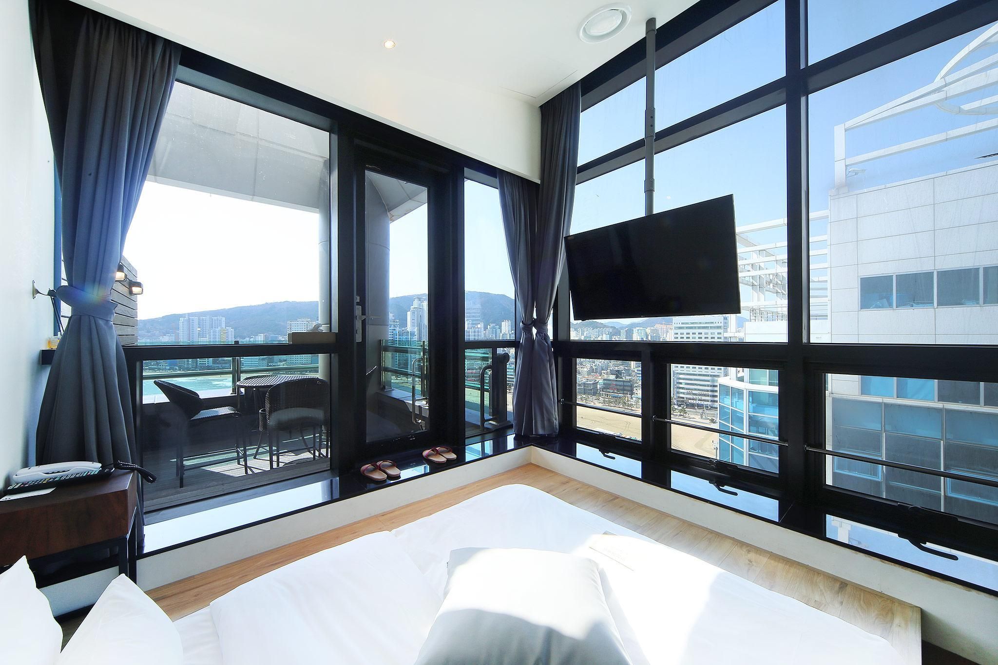 H Avenue Hotel Gwangalli Rooftop Floor Deluxe Room 3