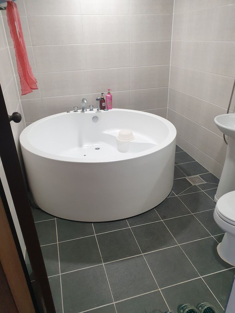 R.I Spa Hotel Family Room, Round Bubble Bathtub (1 Double Bed) 2