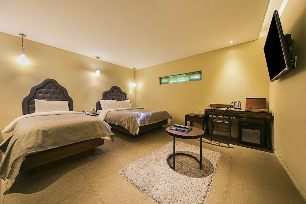 Hotel Myeongjak Family Twin Room (1) 2