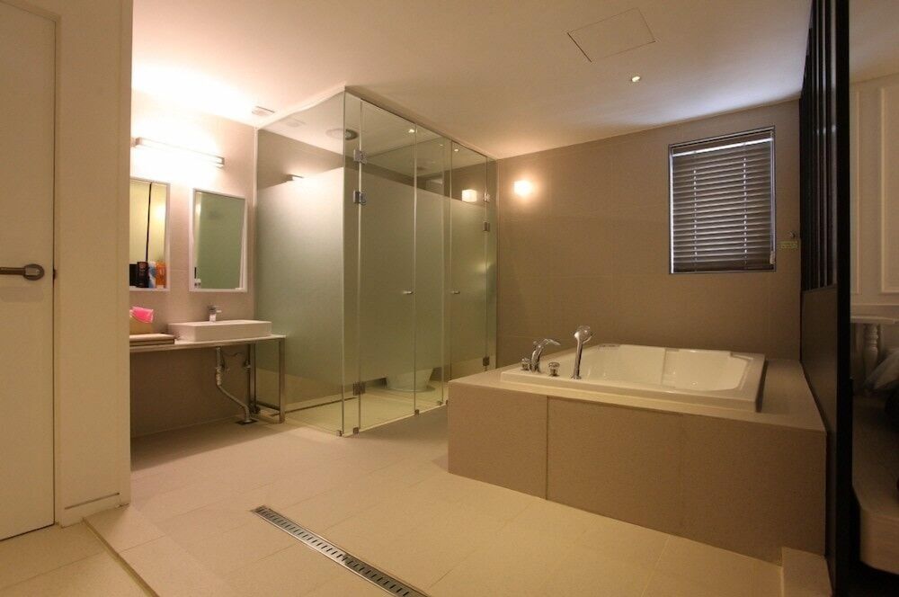 Hotel Myeongjak Family Twin Room (1) 7