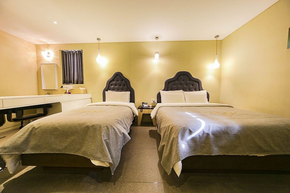 Hotel Myeongjak Family Twin Room (1) 5