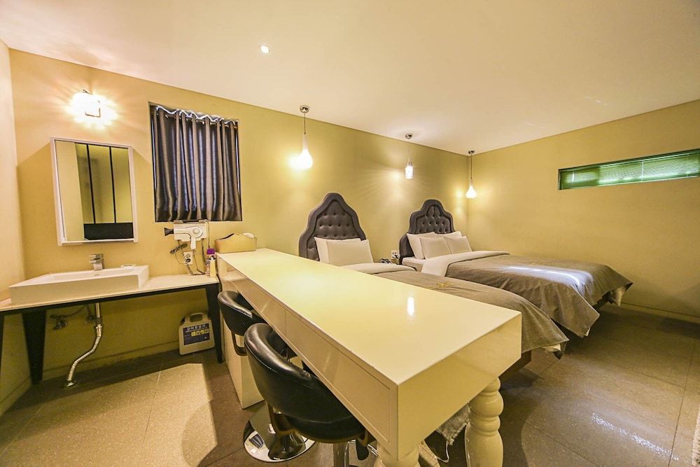 Hotel Myeongjak Family Twin Room (1) 6