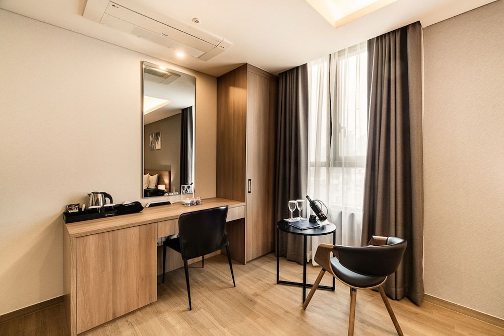 WD Hotel Deluxe Double Room 7