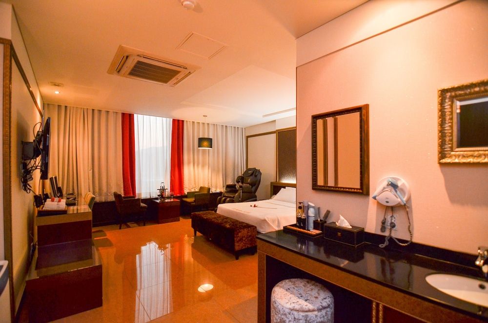 Ambassador VVIP Room 4