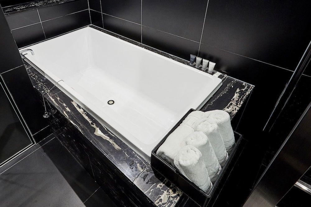 Deep Soaking Bathtub