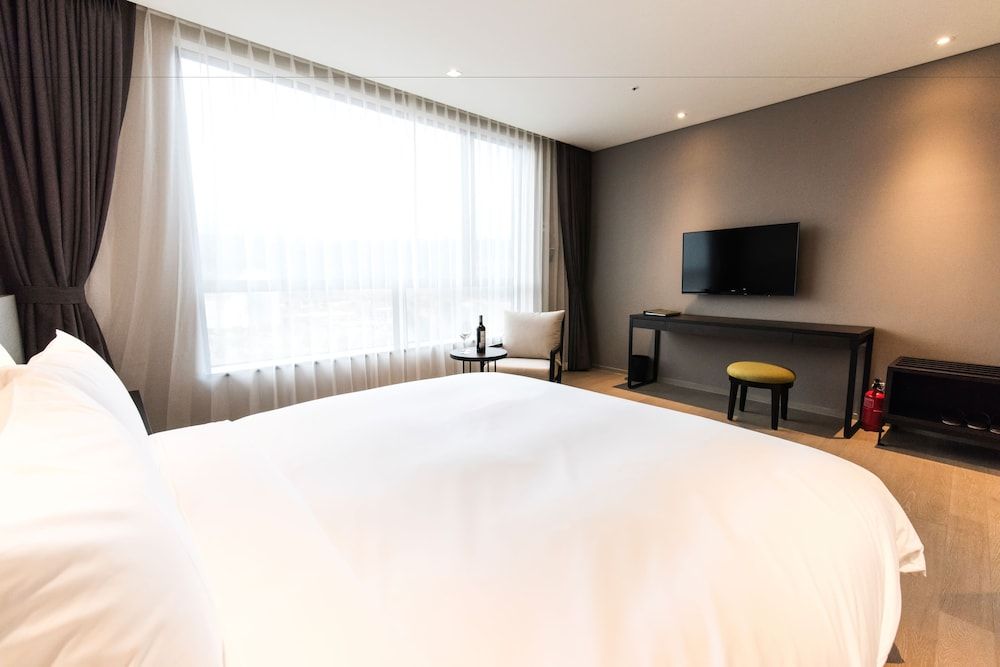 Hotel Nanta Jeju Deluxe Double Room, 1 King Bed, Mountain View 9