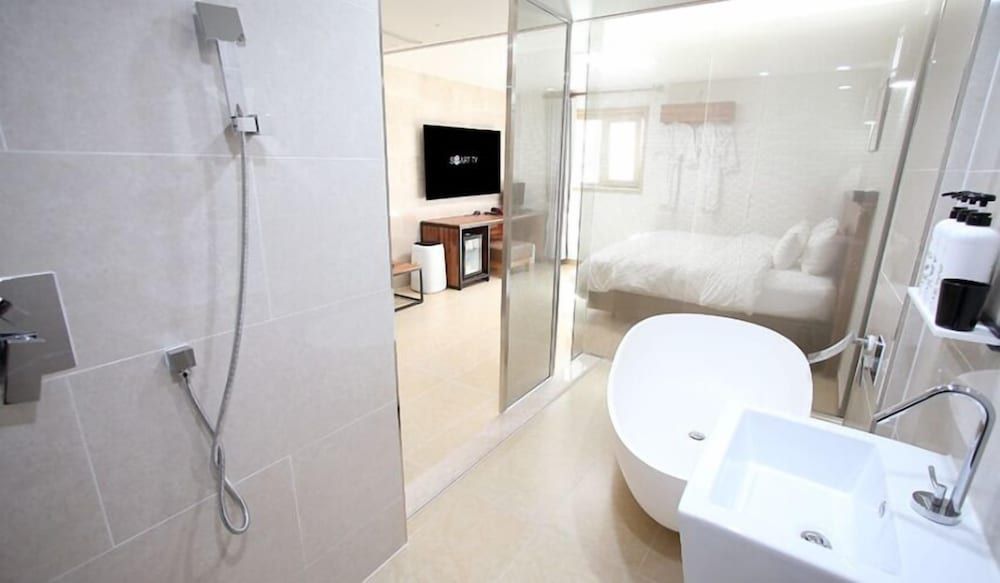 Hotel You&I Economy Room, 1 King Bed, Non Smoking, Bathtub 3