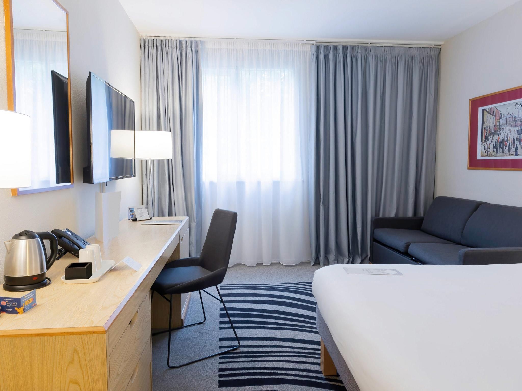 Executive Room with 1 Queen Size Bed and Sofa