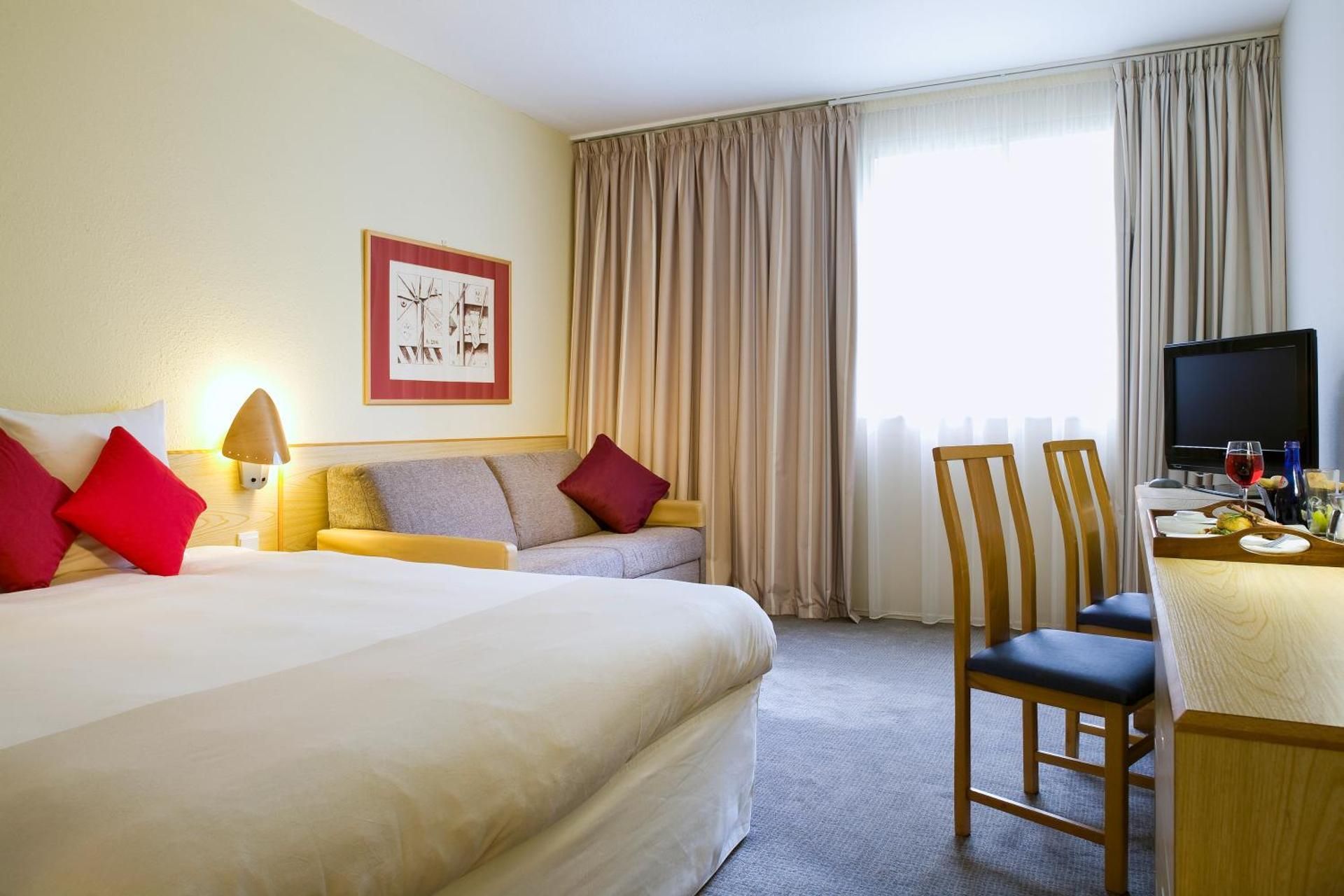 Novotel Manchester West Hotel Standard Room with 1 queen size double bed