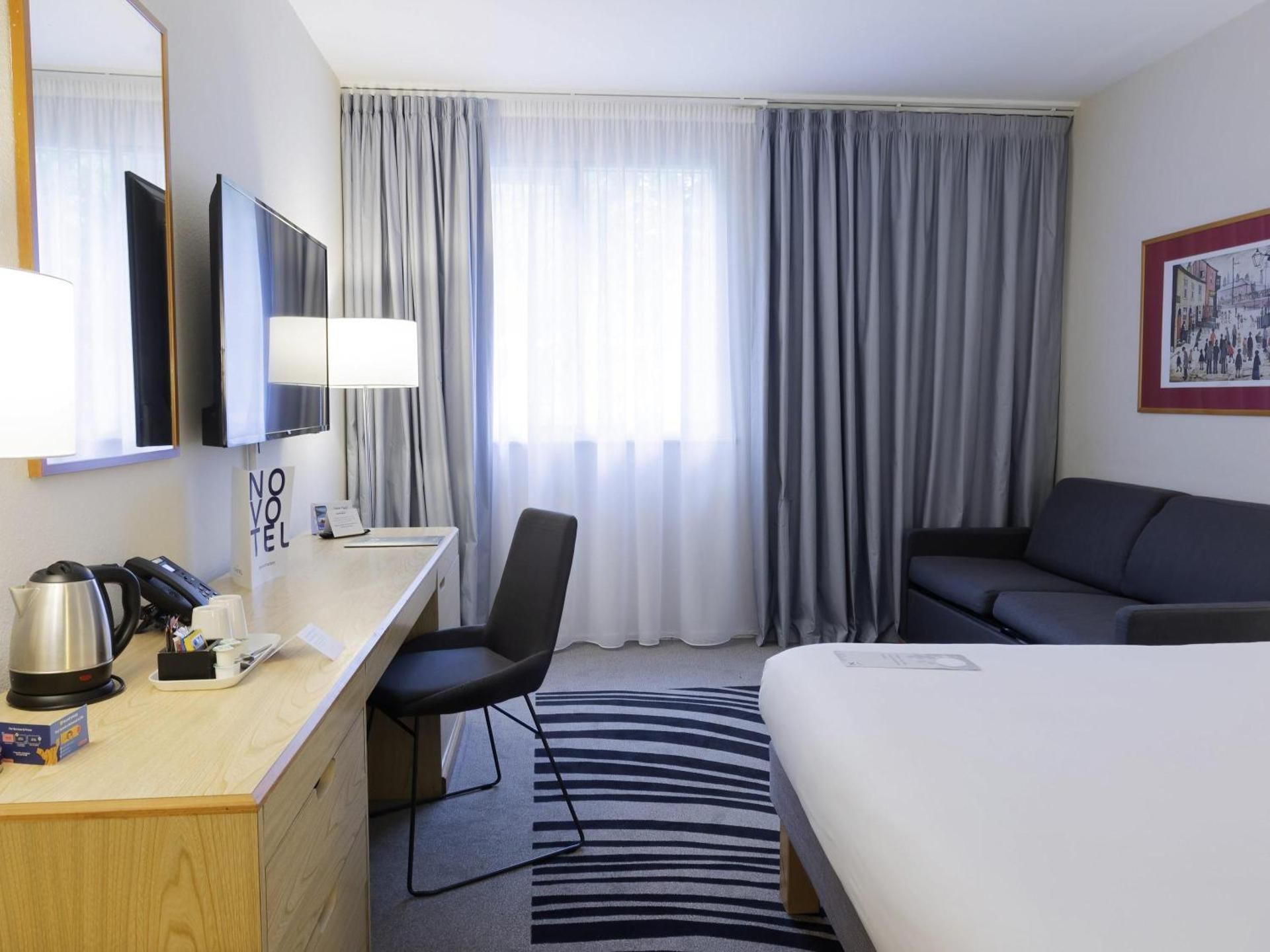 Accessible Room with 1 Queen Bed