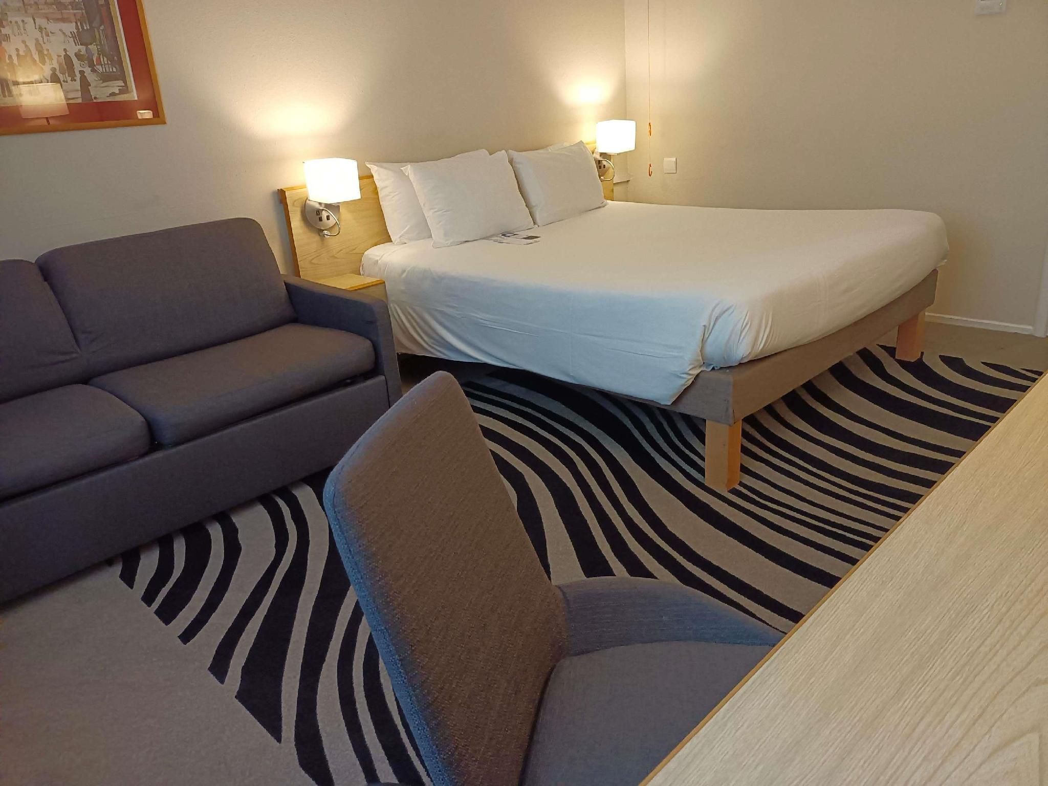 Novotel Manchester West Hotel Standard Room with 1 queen size double bed 2
