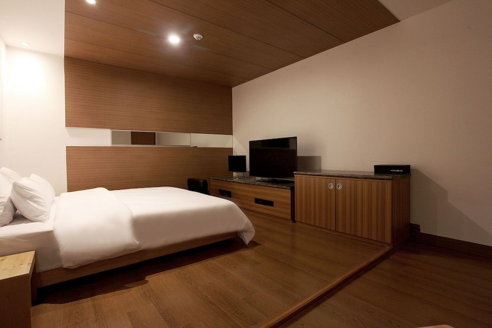 The Ace Hotel Premier Room 7