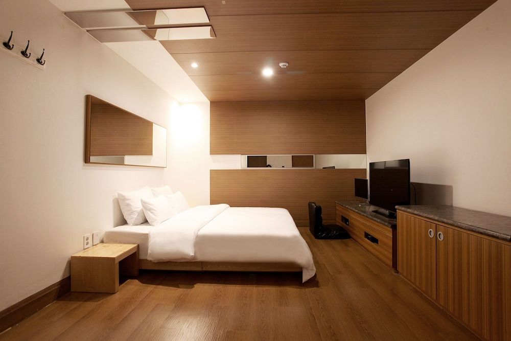 The Ace Hotel Premier Room 4