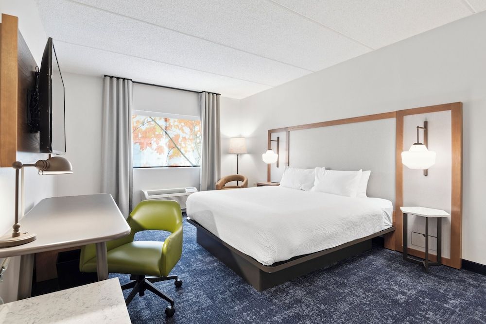 Room, 1 King Bed (Mobility Accessible, Roll-in Shower)