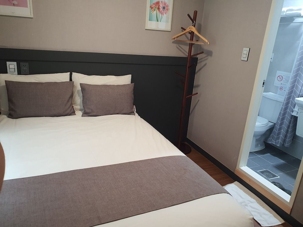 Ehwa in Myeongdong Basic Double Room, 1 Double Bed, Non Smoking 5