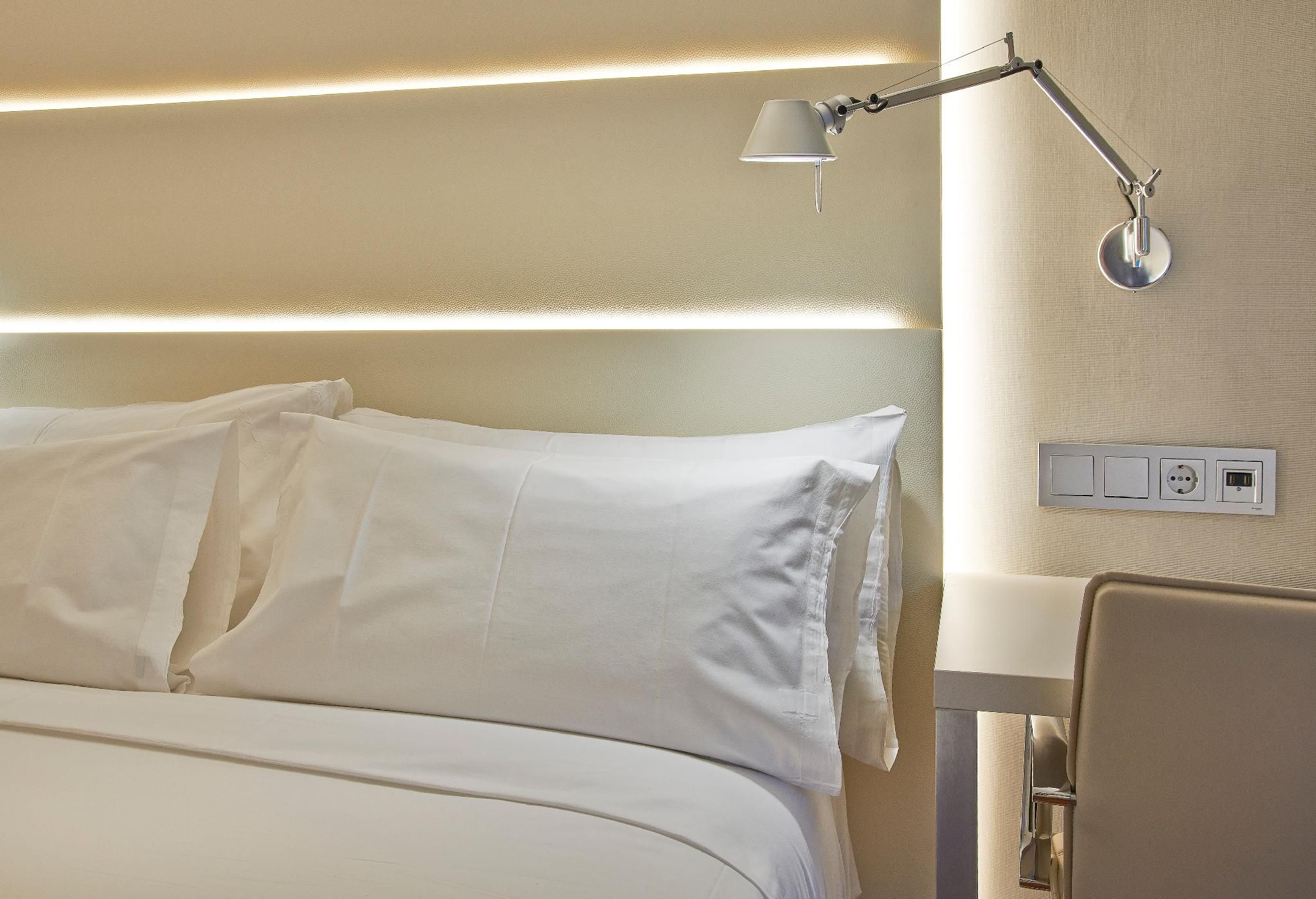 Family connecting (3 adults + 1 child)