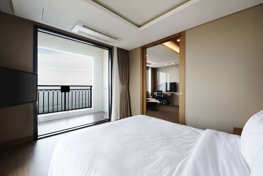 Ramada Sokcho Hotel Junior Corner Suite ( Panorama Ocean View)