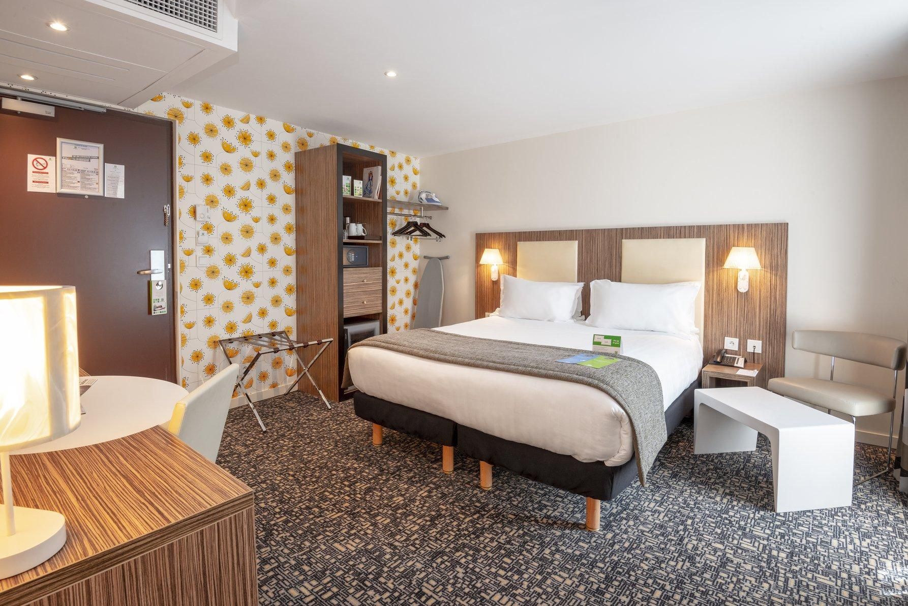 1 Queen Bed Premium