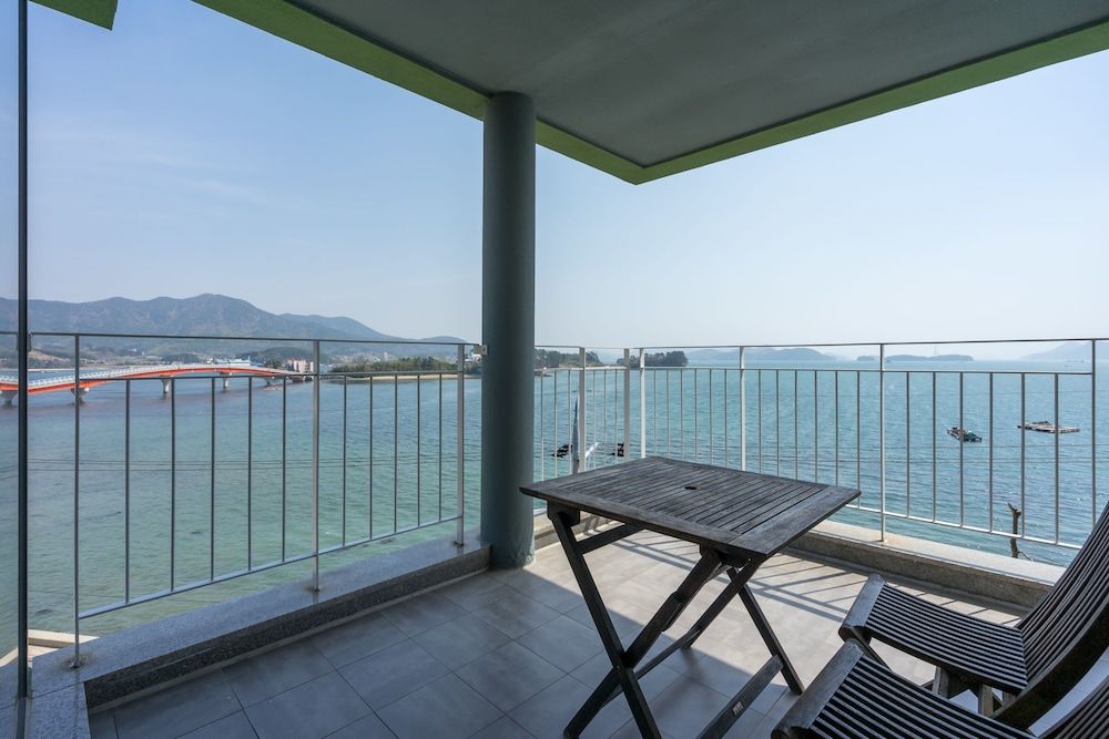 Tacet Pension Deluxe Room 4