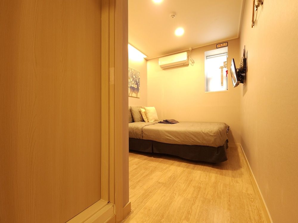 OYO Hostel Myeongdong 1 Double Room 3