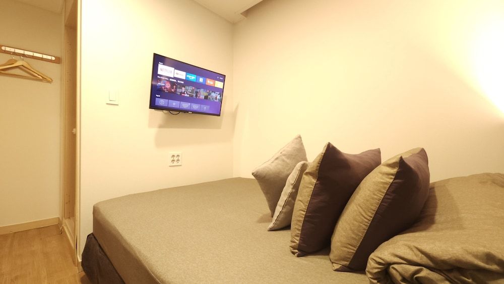 OYO Hostel Myeongdong 1 Double Room 6