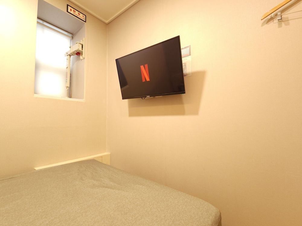 OYO Hostel Myeongdong 1 Double Room 4