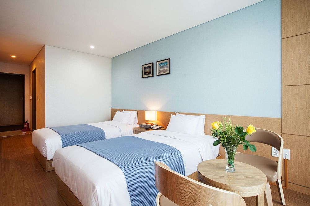 You Us Hotel Deluxe Twin Room, Mountain View 3