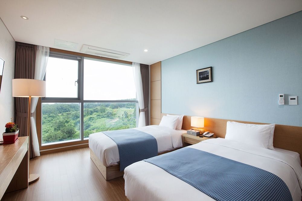 You Us Hotel Deluxe Twin Room, Mountain View 5