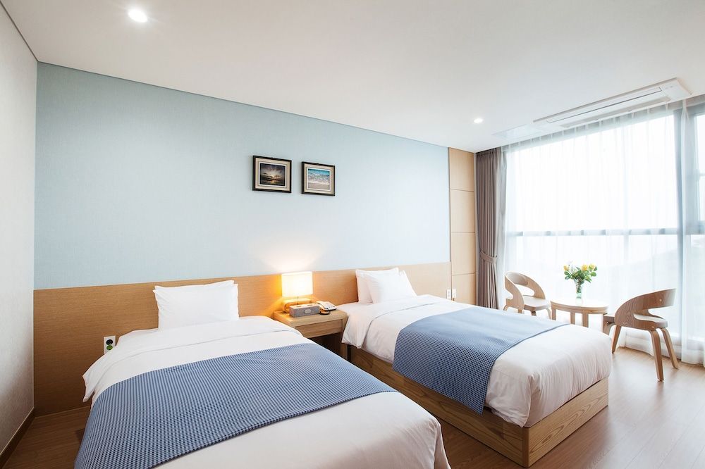 You Us Hotel Family Twin Room, Mountain View (Deluxe) 3