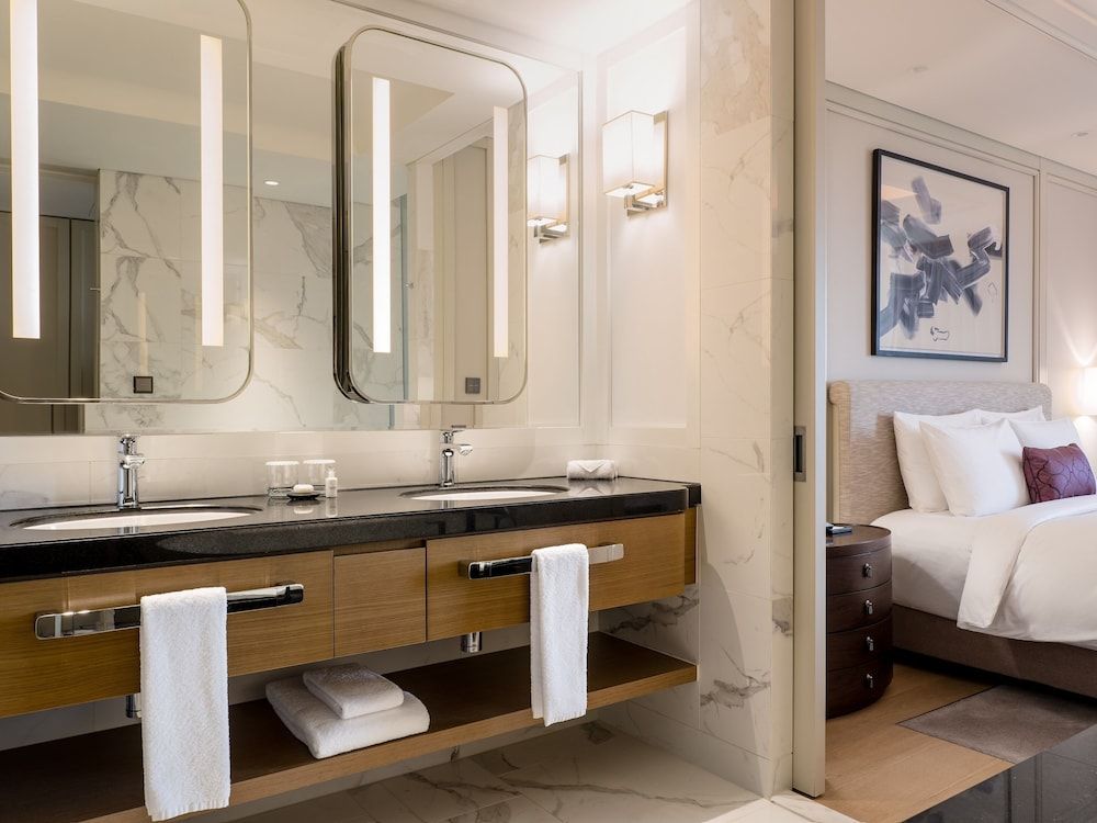 Paradise City Deluxe Twin Room 4