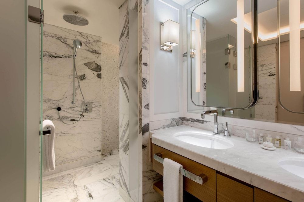 Paradise City Grand Premier Deluxe Double Room 4