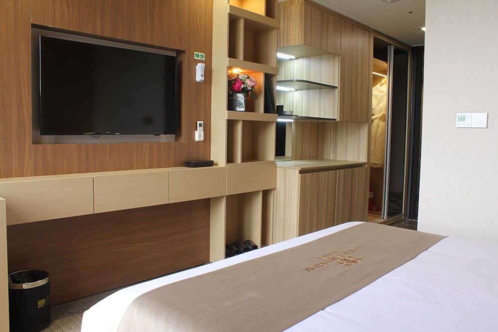 Royal Emporium Incheon Airport Hotel Run of the House 4