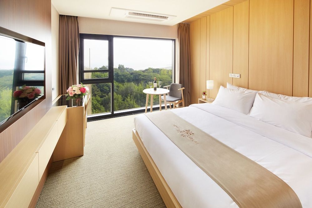 Royal Emporium Incheon Airport Hotel Run of the House 9