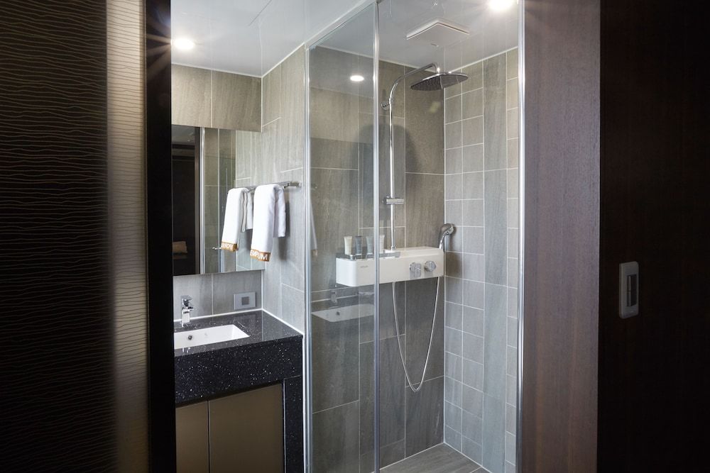 Royal Emporium Incheon Airport Hotel Run of the House 11