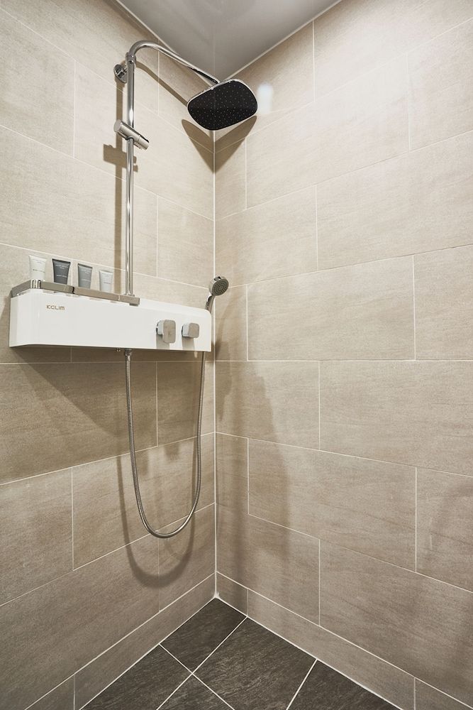 Royal Emporium Incheon Airport Hotel Run of the House 12